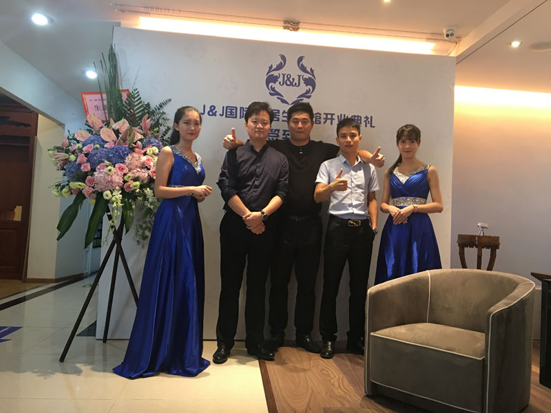 英嘉尼杜總、市場部周經(jīng)理與鄒總合影