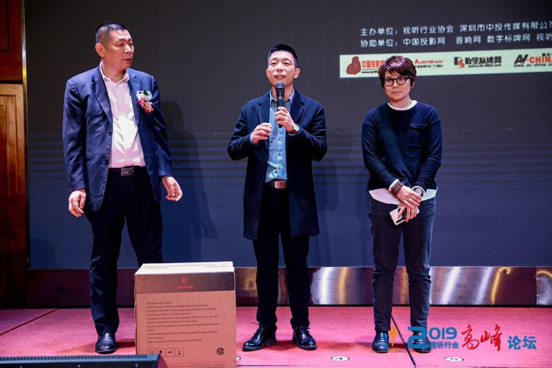 一禾科技董事長(zhǎng)陳小林為一等獎(jiǎng)得主頒獎(jiǎng)
